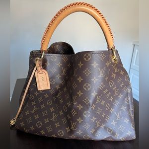 Louis Vuitton Artsy MM in monogram coated canvas. Excellent condition, 9/10.